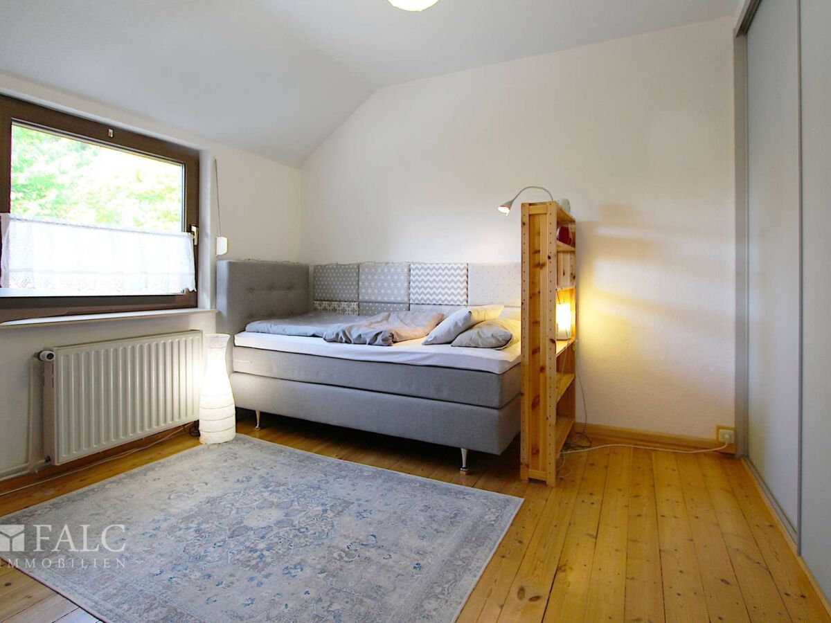 Schlafzimmer mit großem Einbauschrank