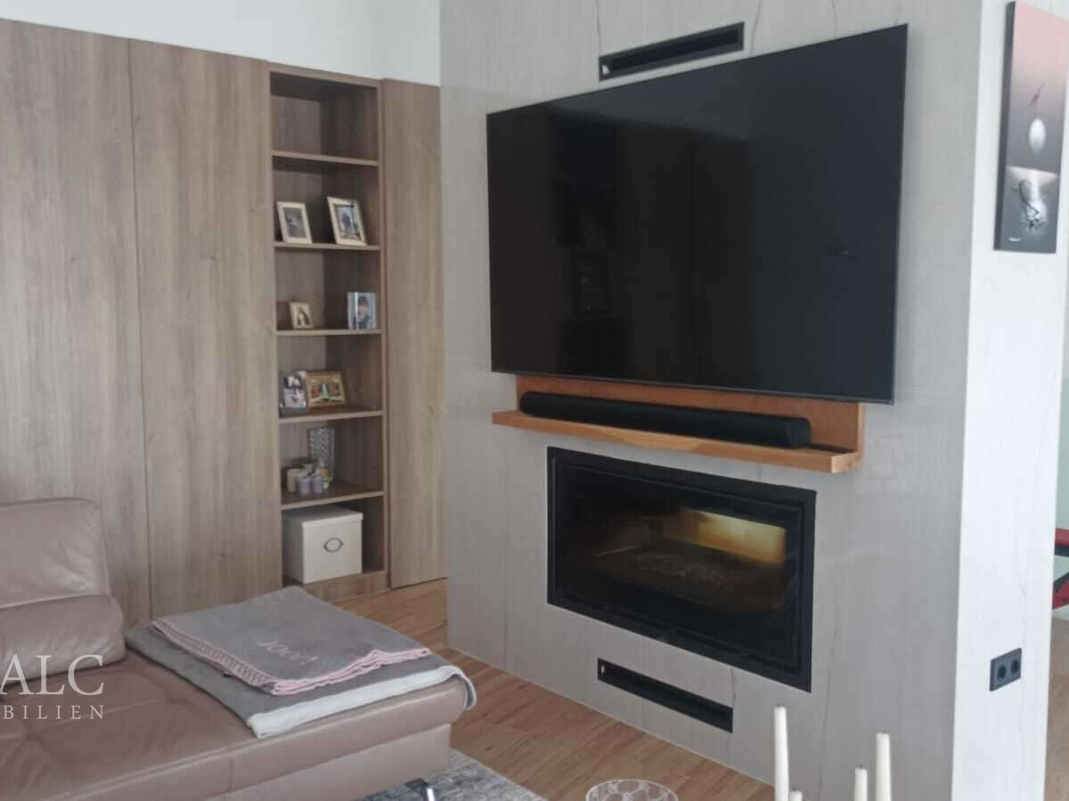gemütliche Sofa-TV-Ecke mit Kamin