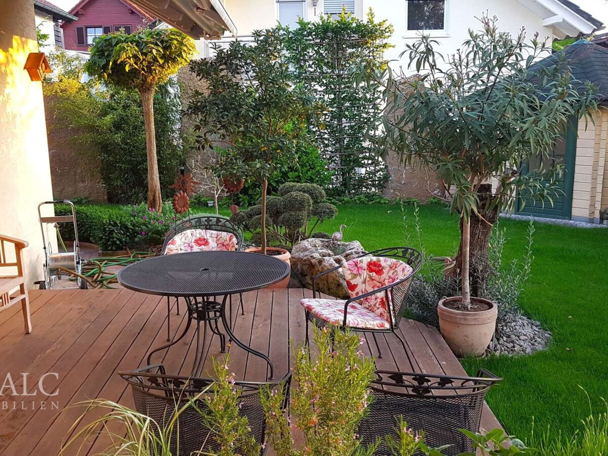 Mit Gartenhaus ...