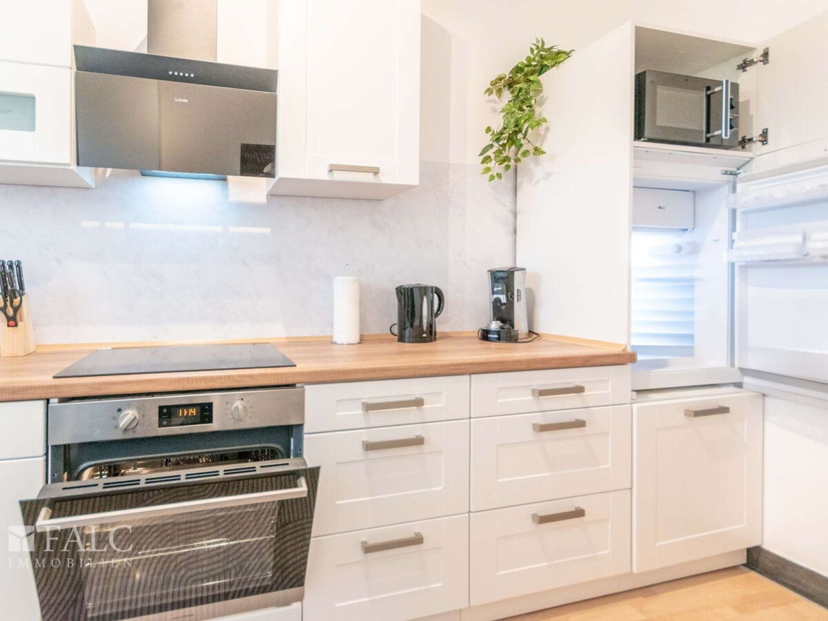 Küche mit Kühlschrank und Microwelle - Kopie