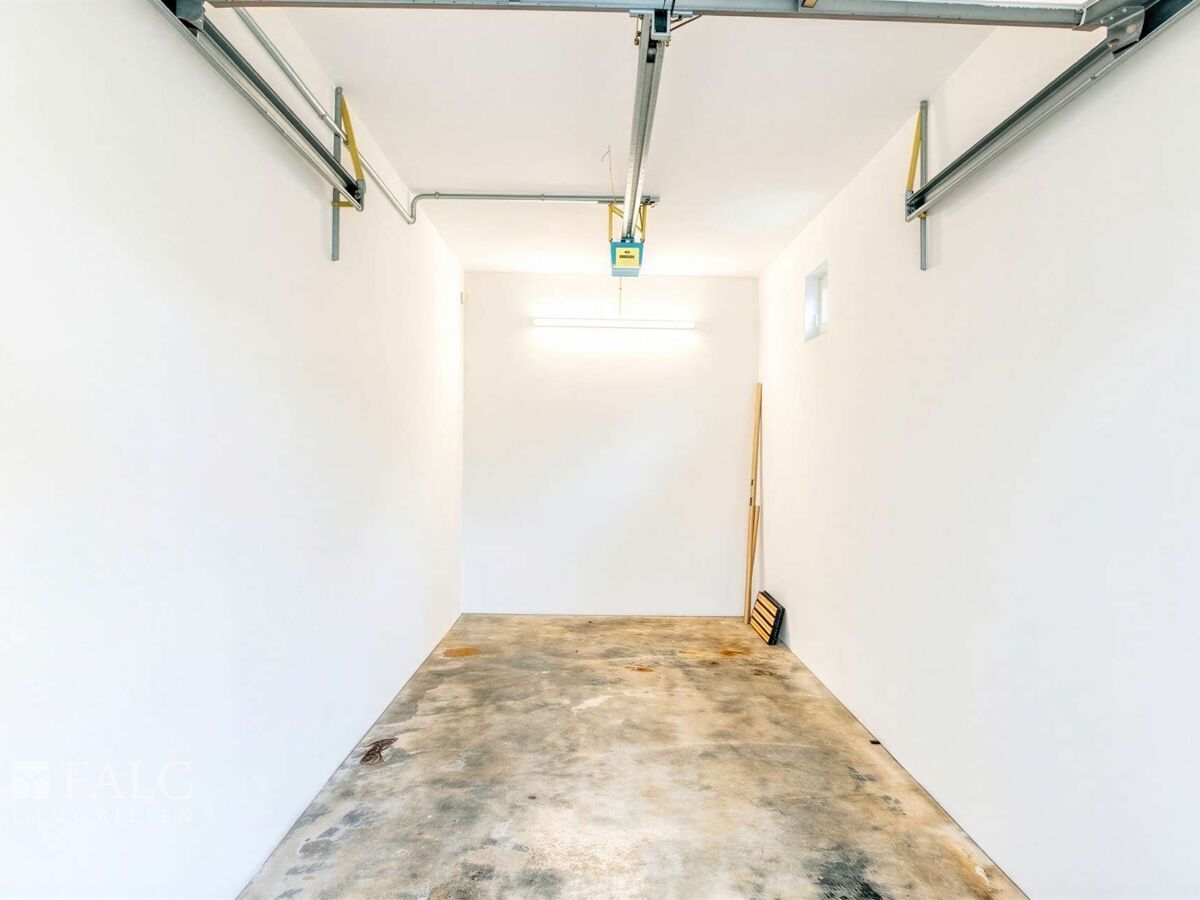 Garage - (KI generiert)