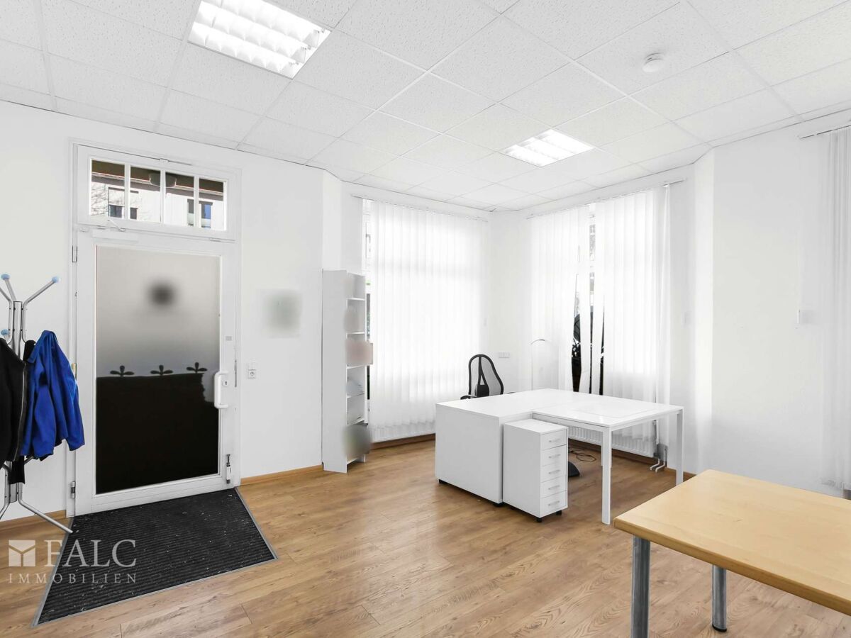 Großes Büro im Vorderbereich