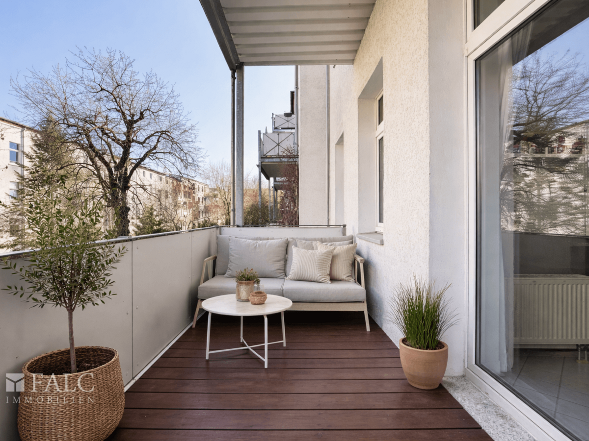 Balkon zum Innenhof virtuell eingerichtet