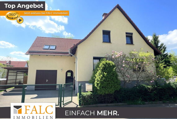Hofeingang / Vorderseite mit Garage