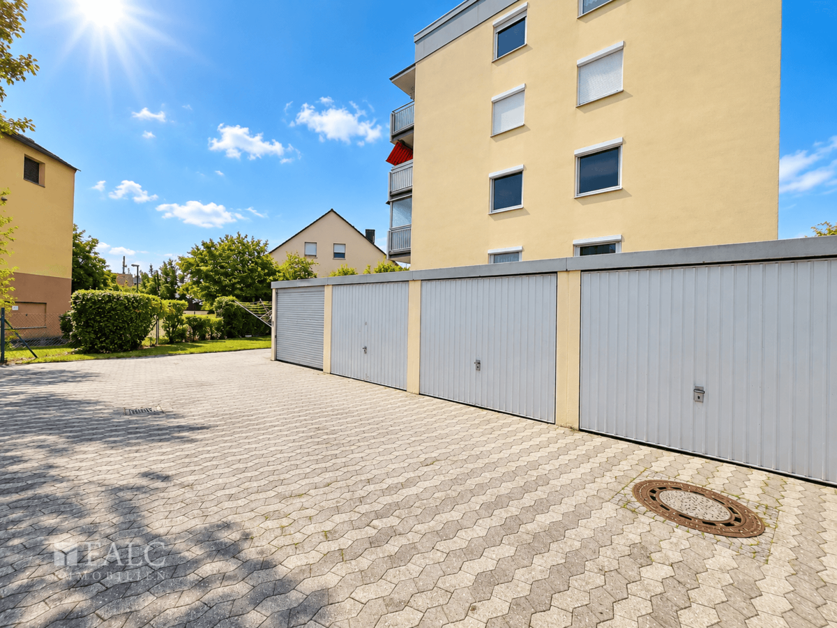 Außenansicht mit Parkplatz