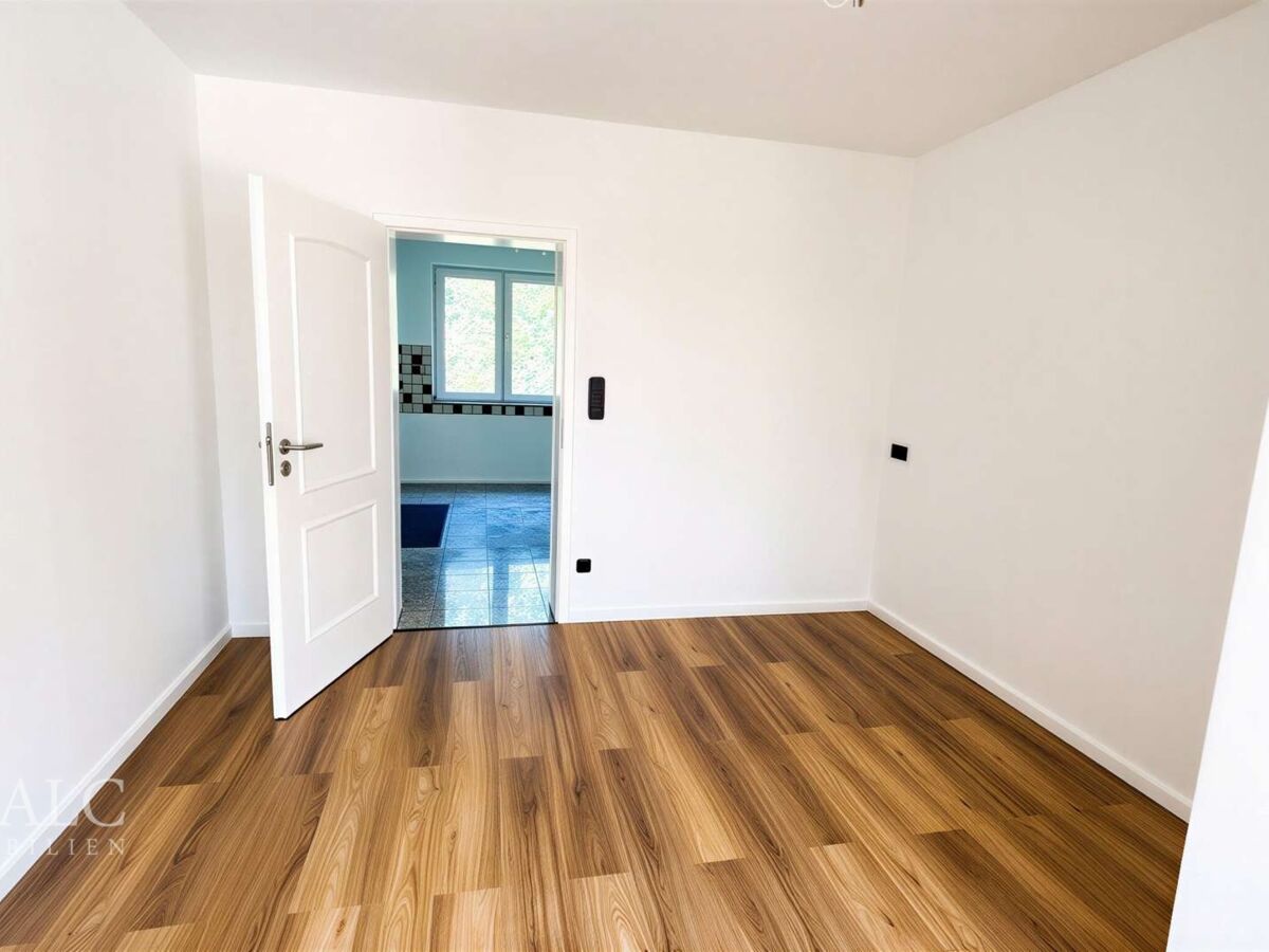 Wohnzimmer mit Blick in die Küche
