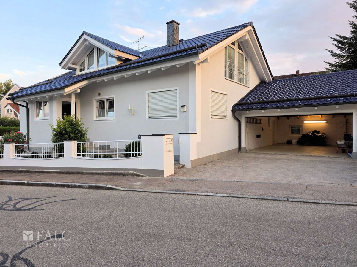 Außenansicht mit Garage