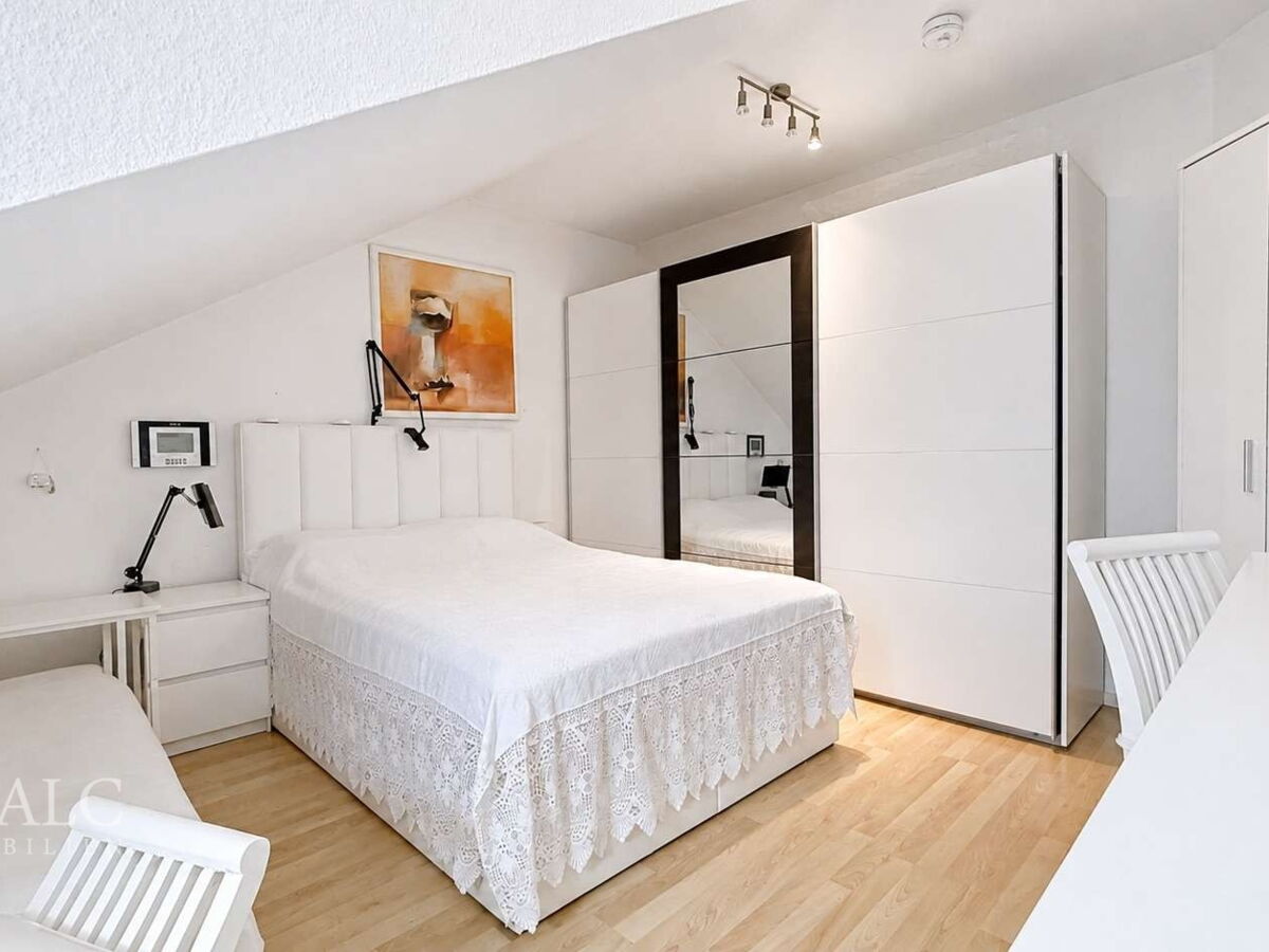 Helles, aufgeräumtes Schlafzimmer unterm Dach