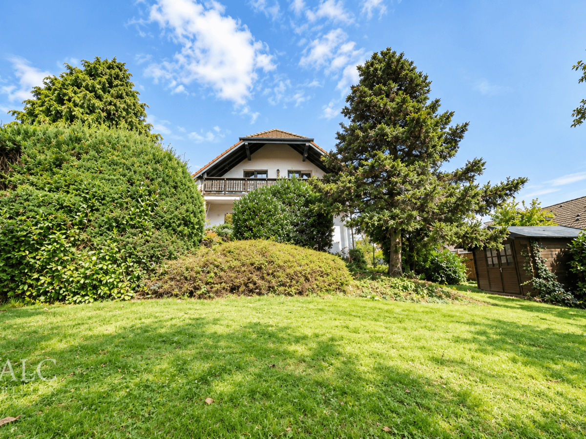 Sonniger Garten mit Haus und Schuppen