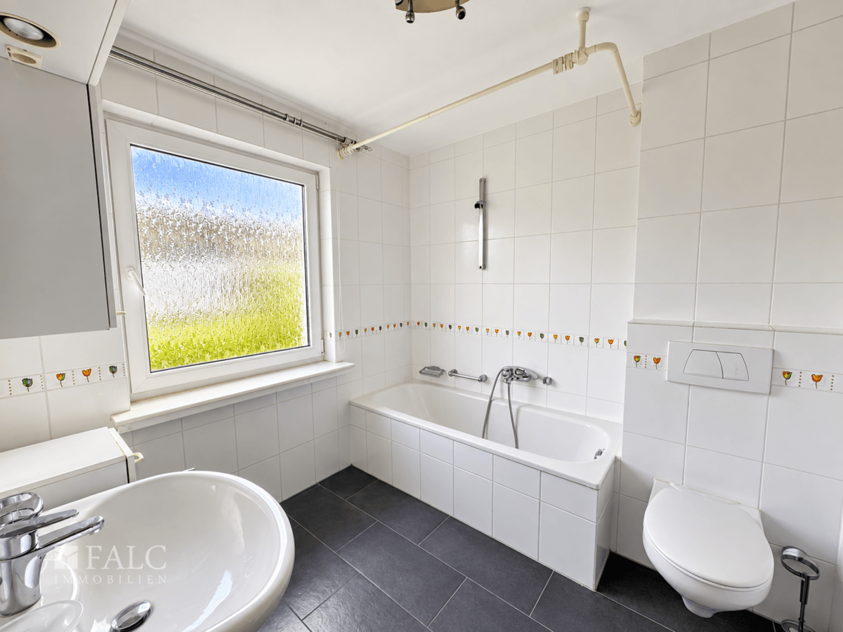 Badezimmer mit Badewanne im 1.Obergeschoss