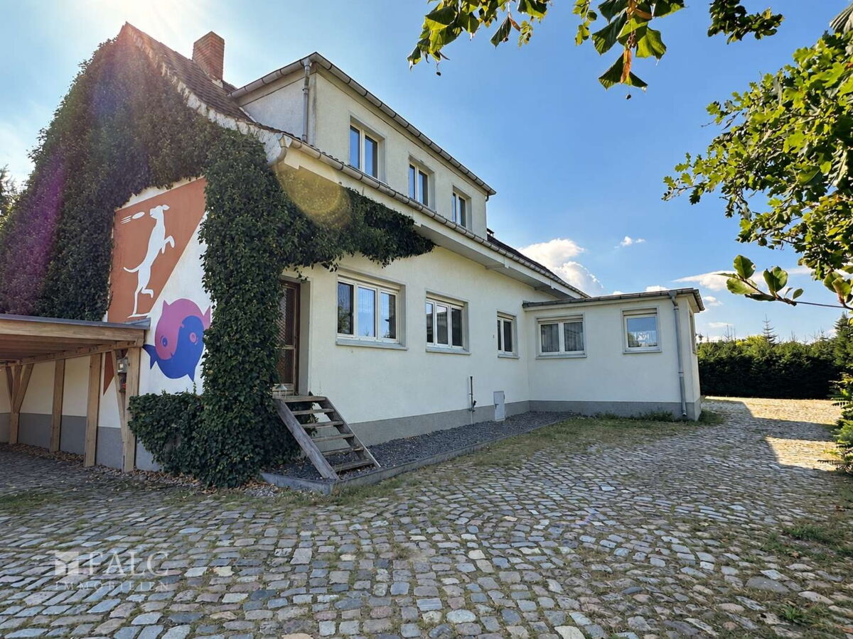 Seitliche Gebäudeansicht