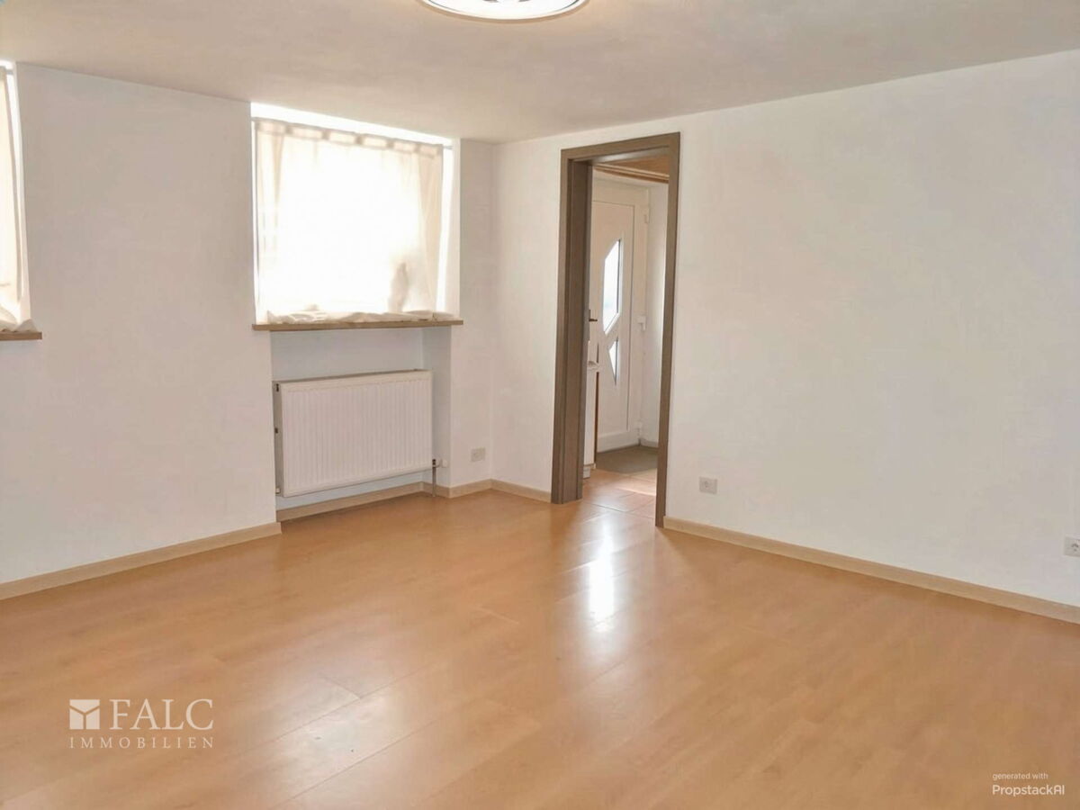 Wohnung 1: EG-Wohnzimmer -KI-geleert