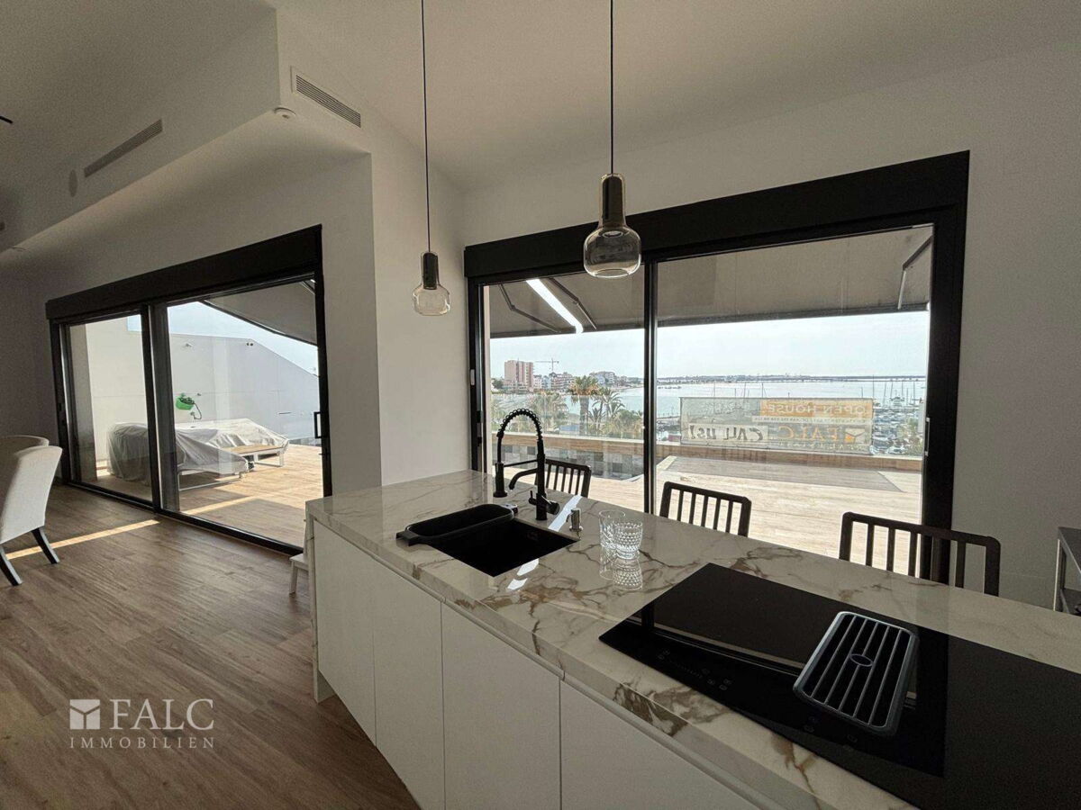 Küche mit Ausblick zur Sky-Terrasse
