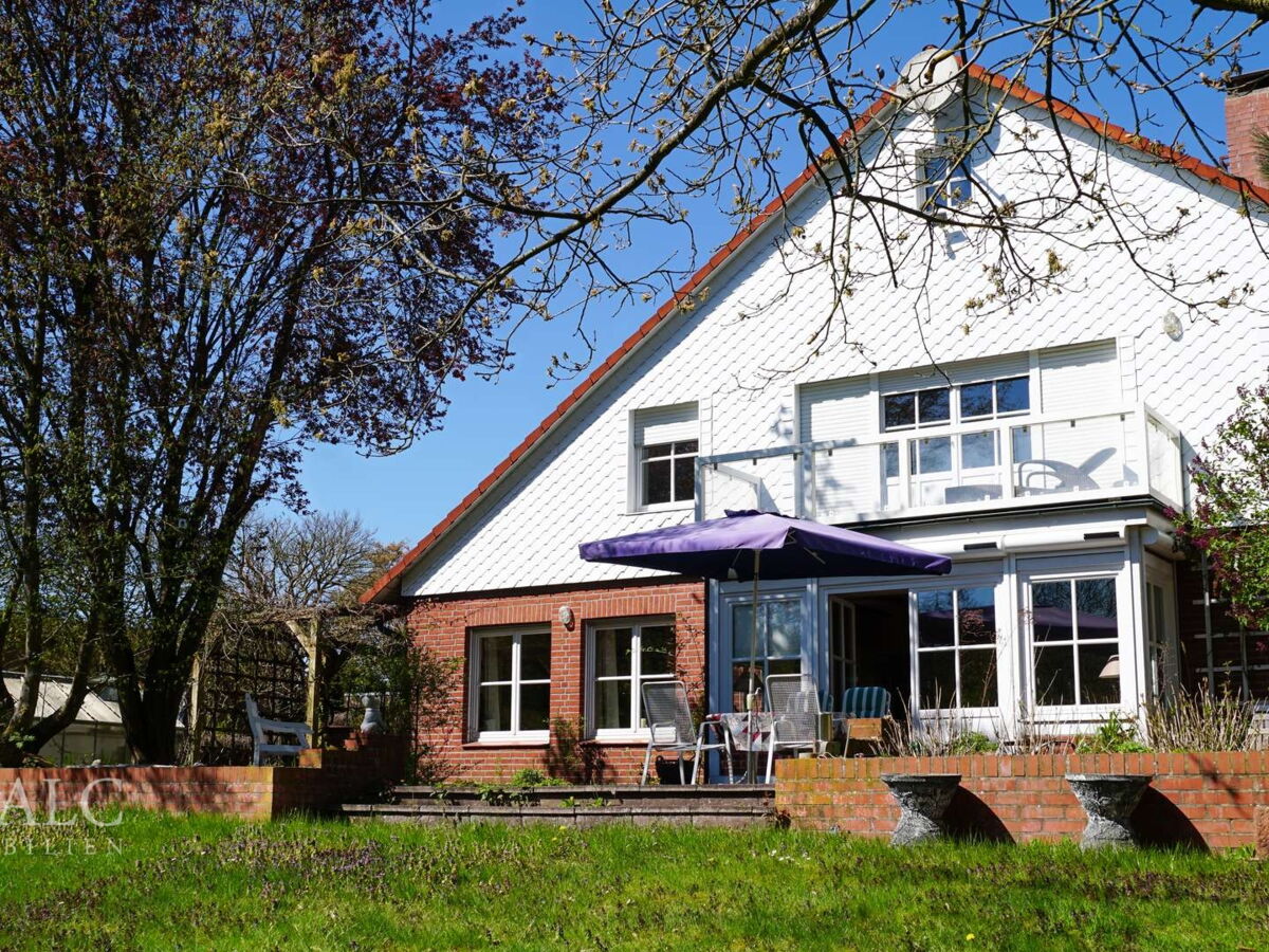 Hausansicht mit Terrasse