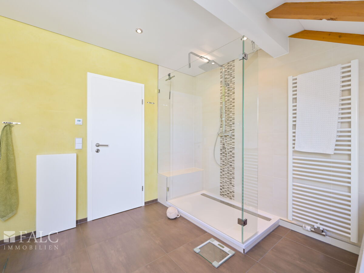 DG Badezimmer Blick Dusche