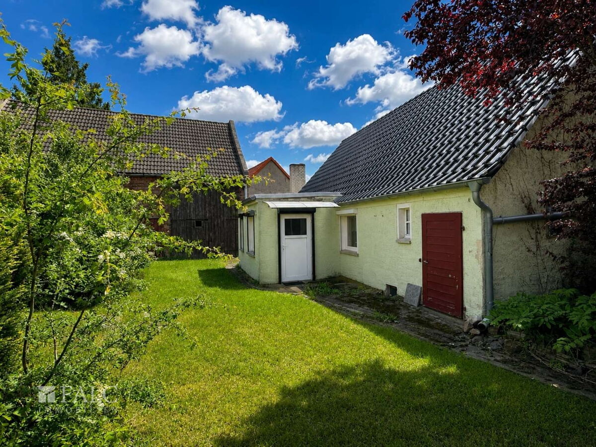 Rückwärtiger Hof- und Gartenbereich mit Blick auf Wohnhaus und Scheune
