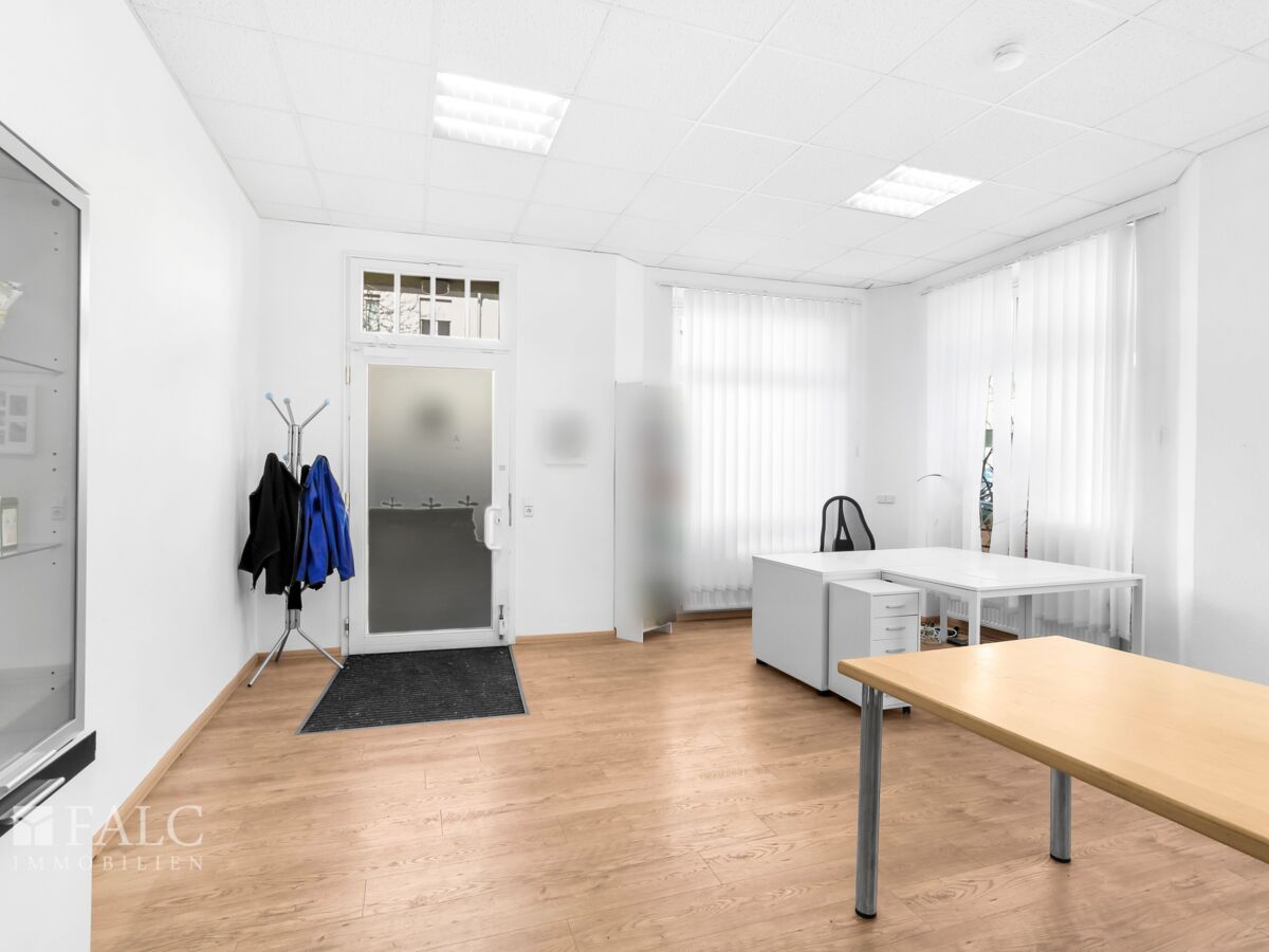 Großes Büro im Vorderbereich