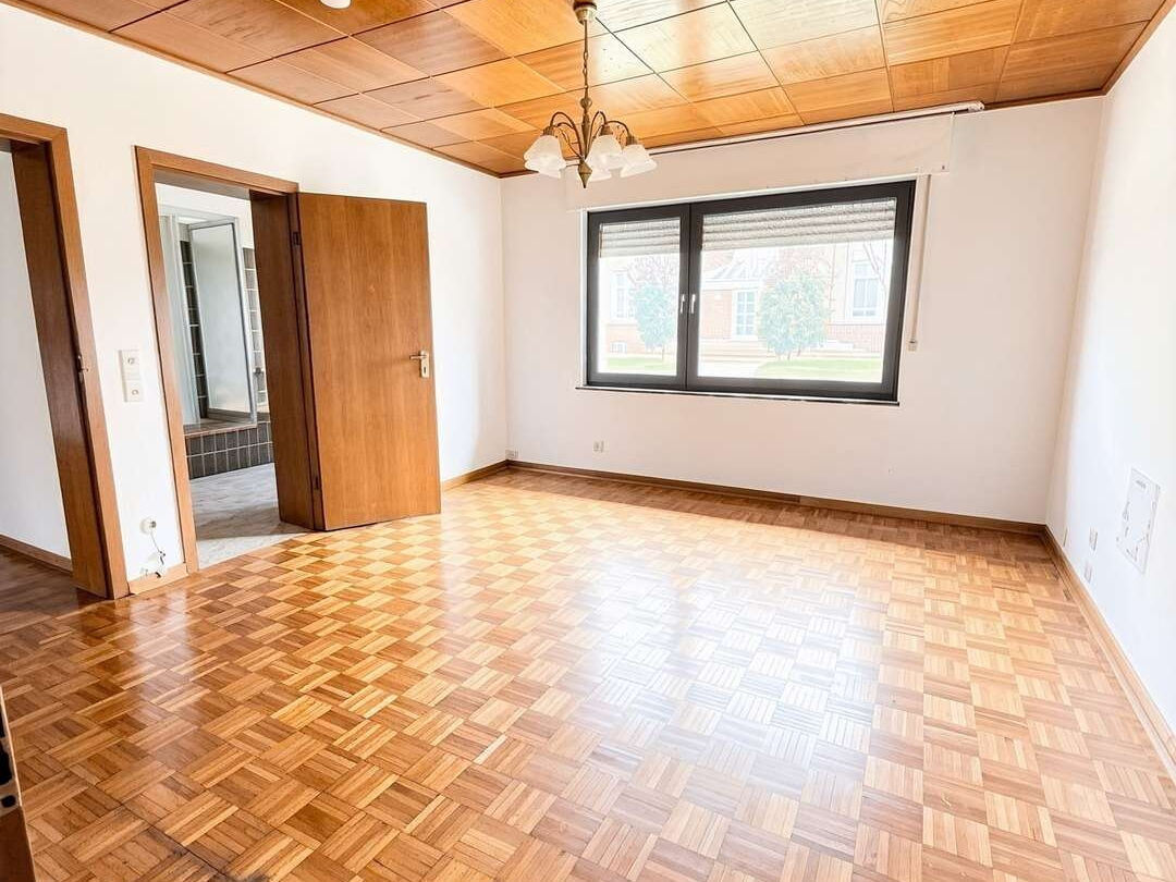 Schlafzimmer mit Eignenden Badezimmer  