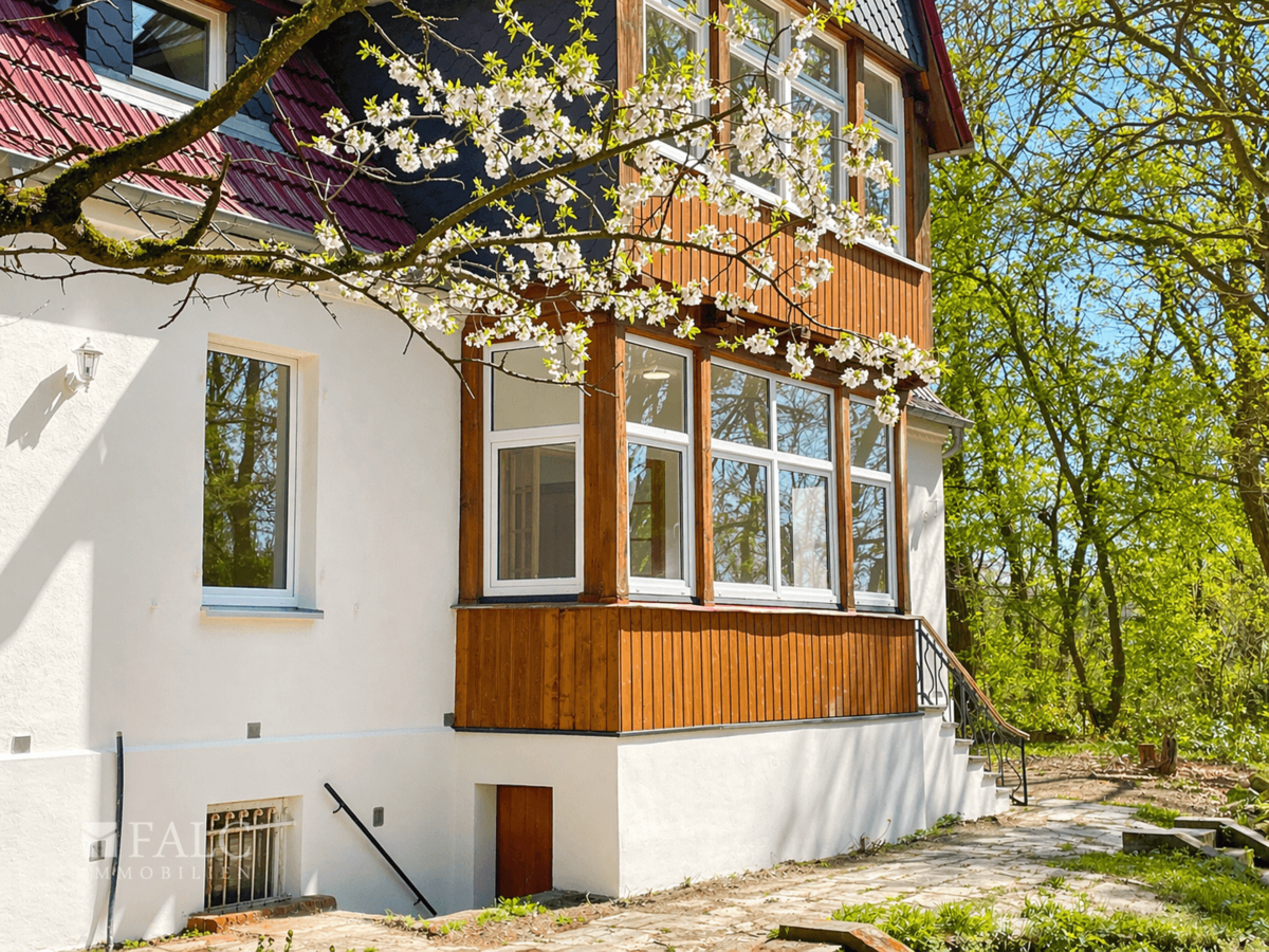 Loggia mit Blick in den Wald