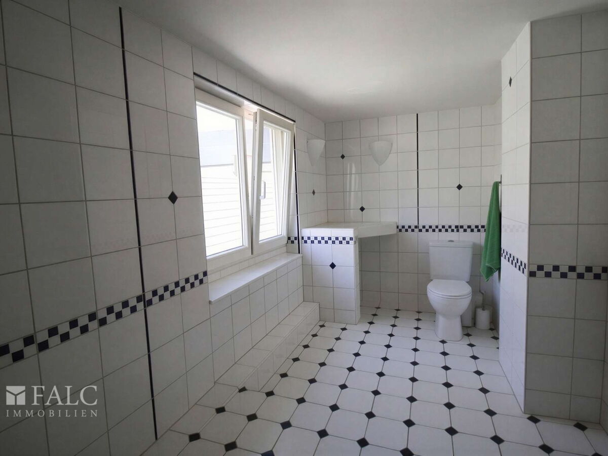 Badezimmer mit Eckbadewanne