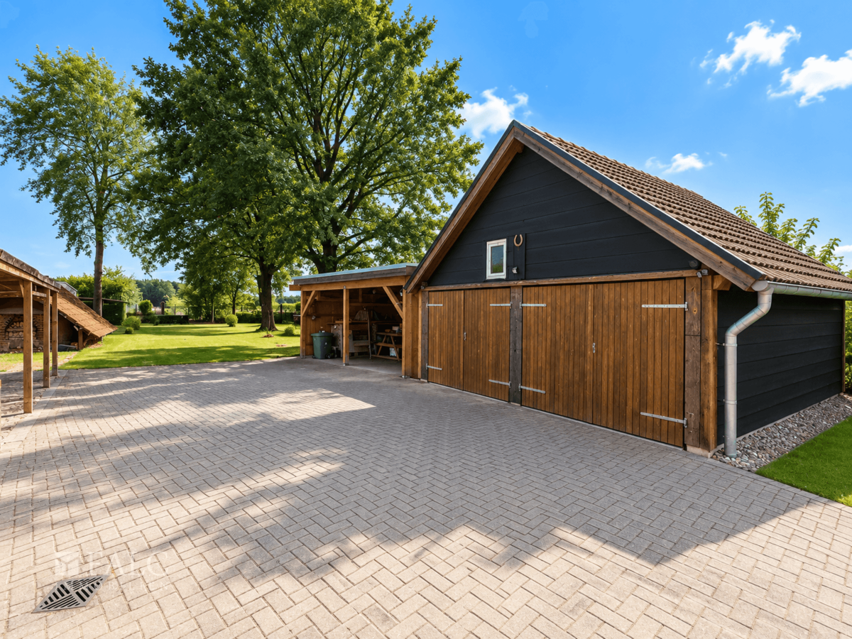 Außenansicht mit Garage