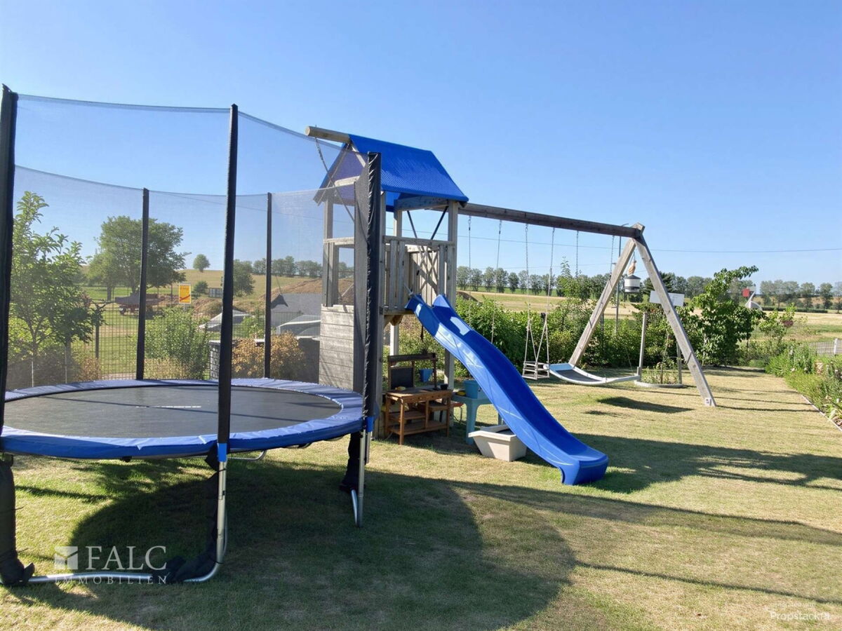 Platz für Kinderspielplatz/Schwimmbad, KI optimiert