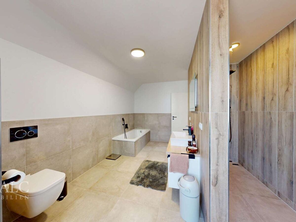 Vorderhaus_Wohnung 2_OG_Bad 