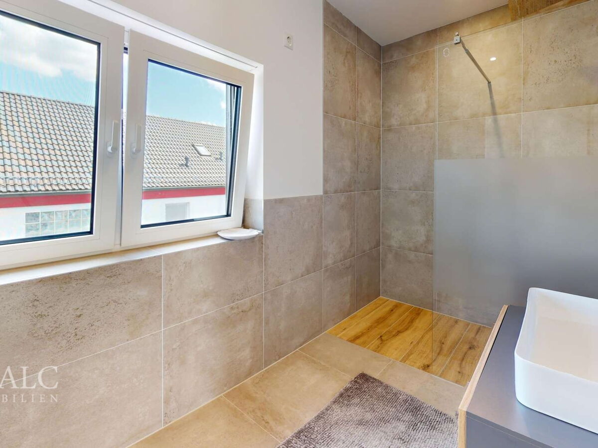 Vorderhaus_Wohnung 2_DG_Bad 