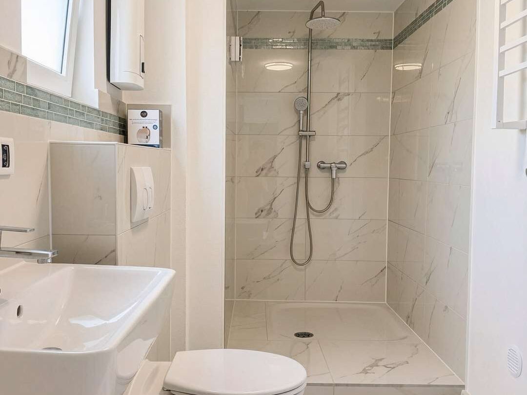 Bad neu mit großer Dusche