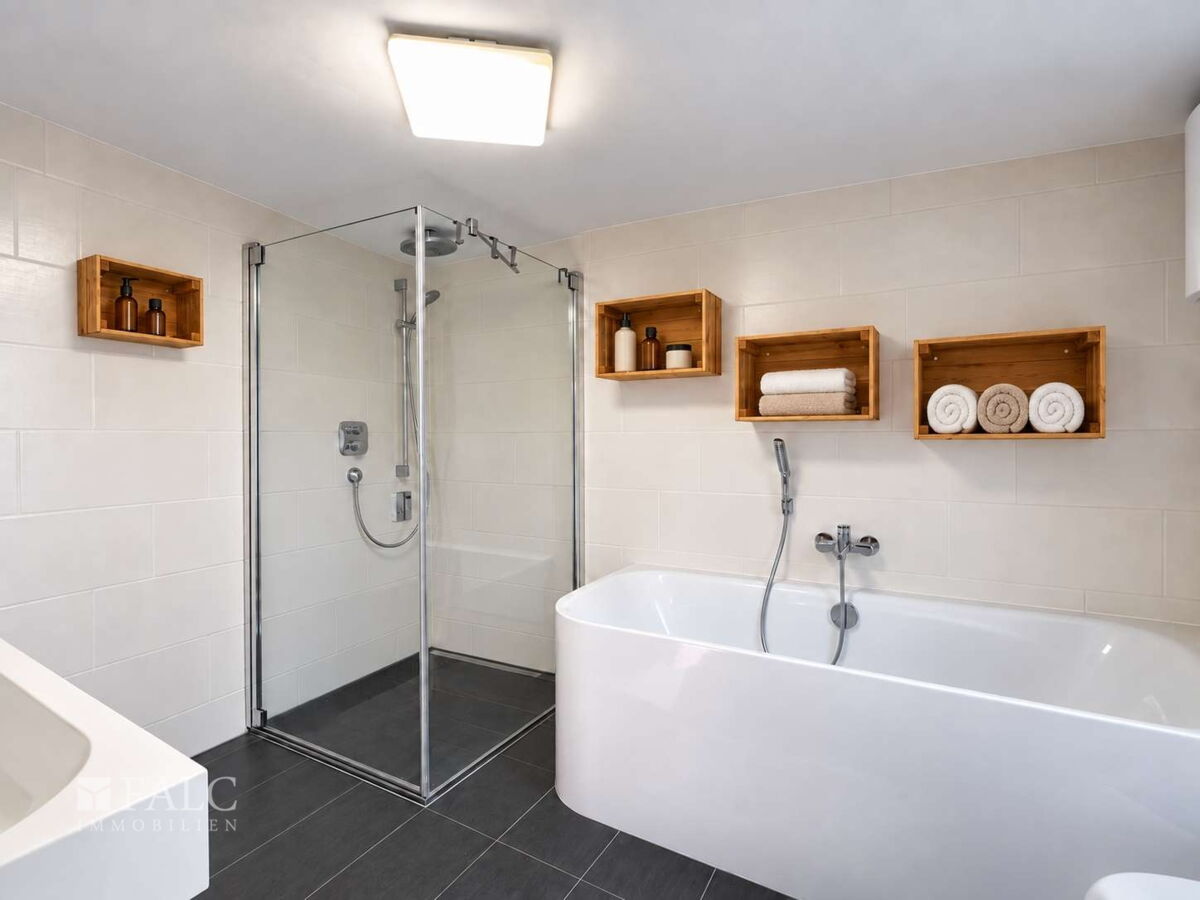 Bad mit Wanne und separater Dusche