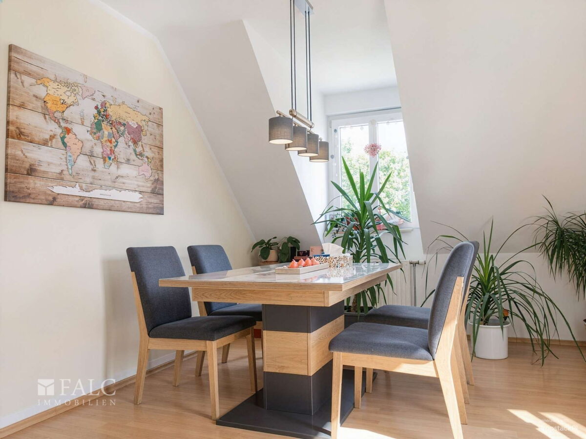 Ess-/Wohnzimmer, KI-optimiert