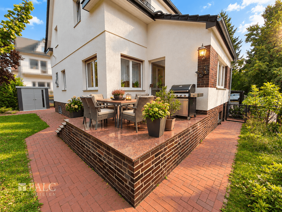 Seitenansicht mit Terrasse