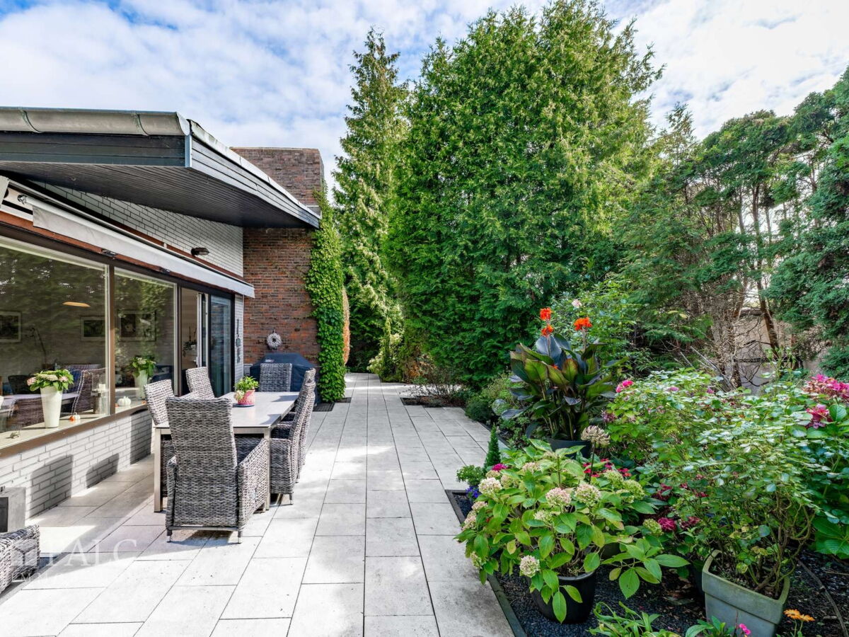 Terrasse mit Garten
