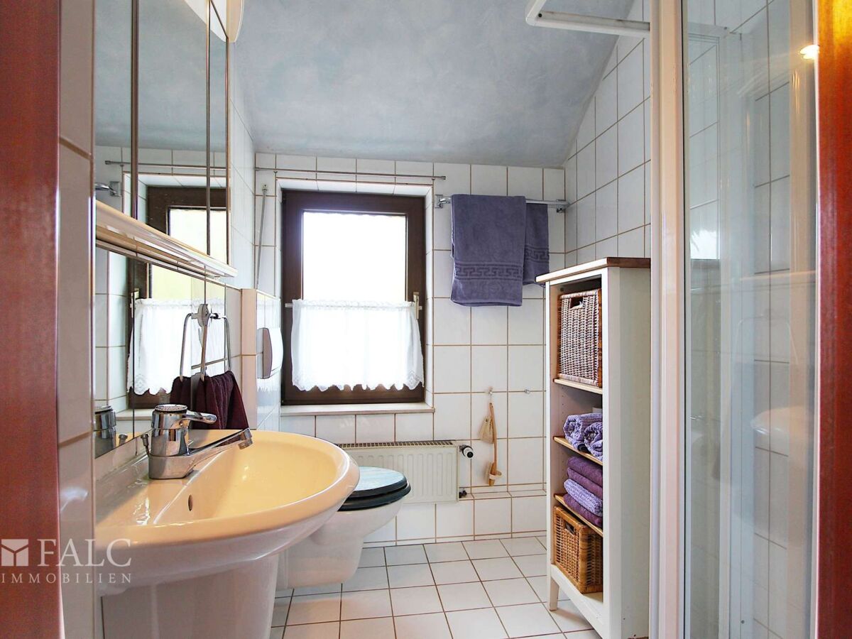 Zeitloses Badezimmer mit viel Tageslicht