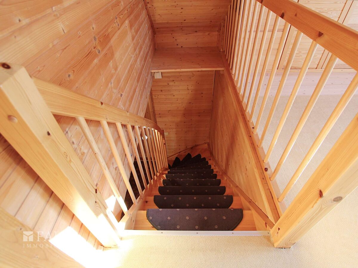 Holztreppe ins Obergeschoss