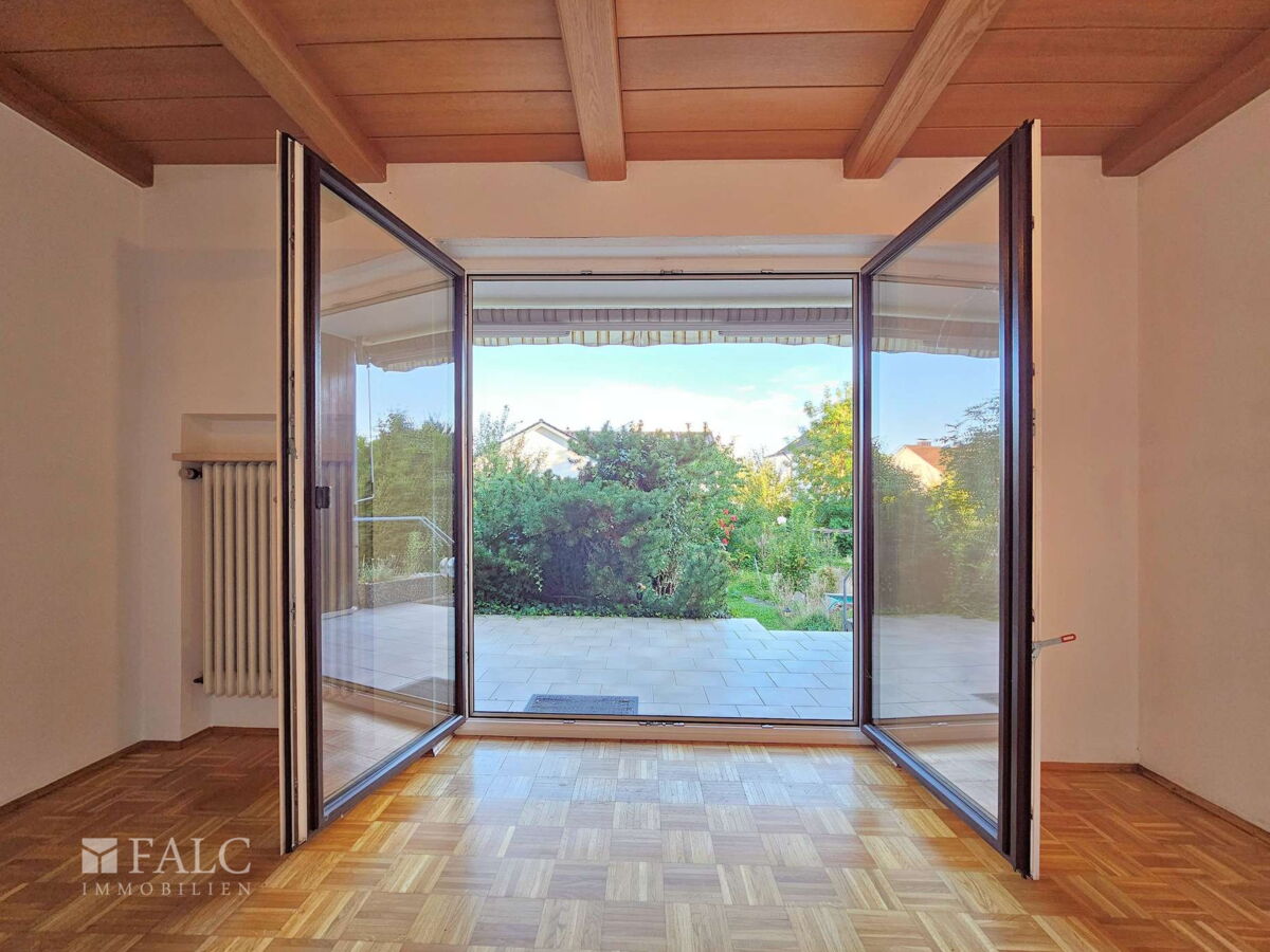 Esszimmer mit Blick in den Garten