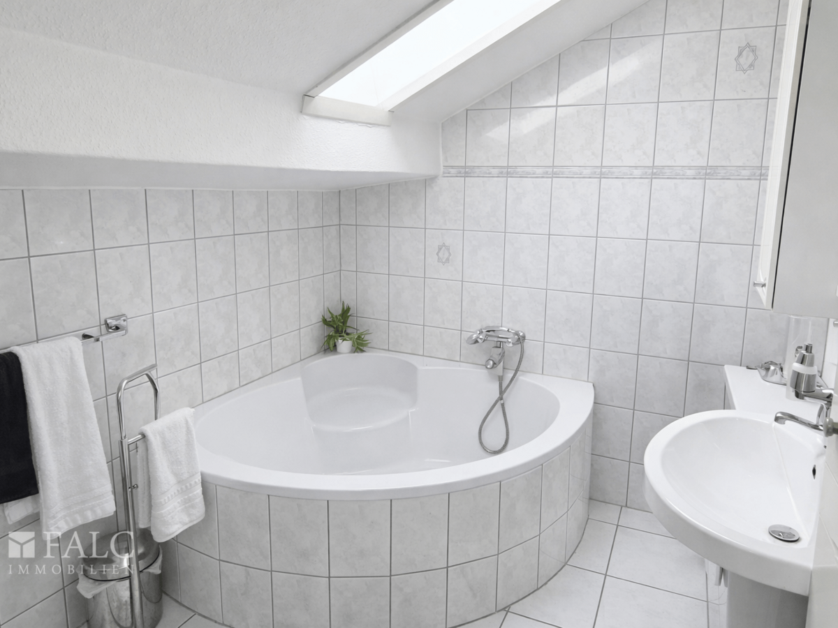 Badezimmer mit Badewanne oben