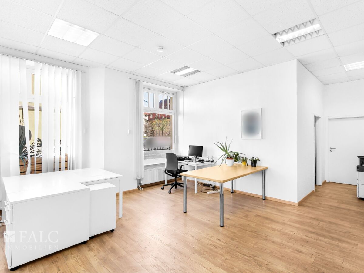 Großes Büro im Vorderbereich
