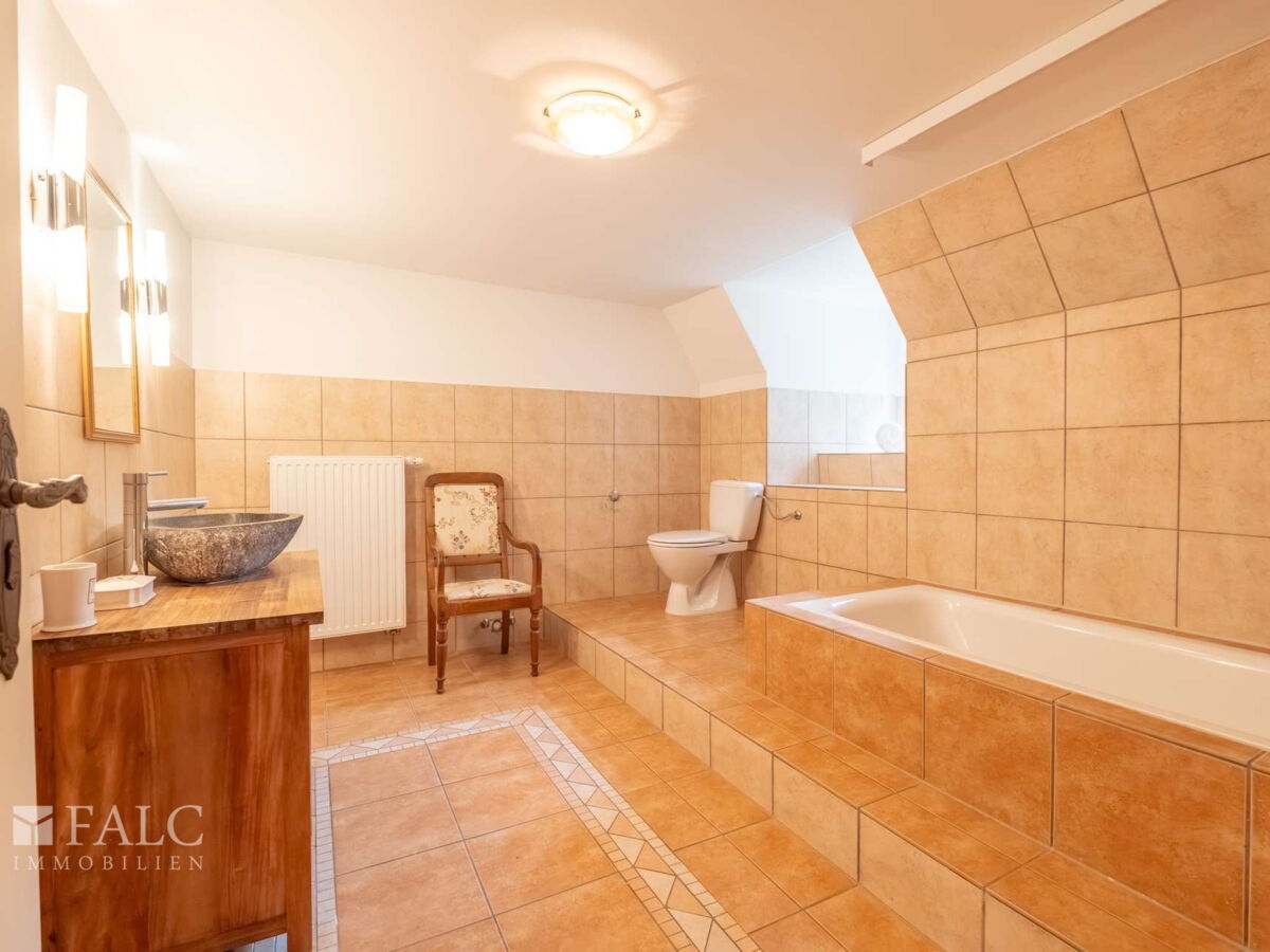 37. Badezimmer OG hinterer Wohnbereich