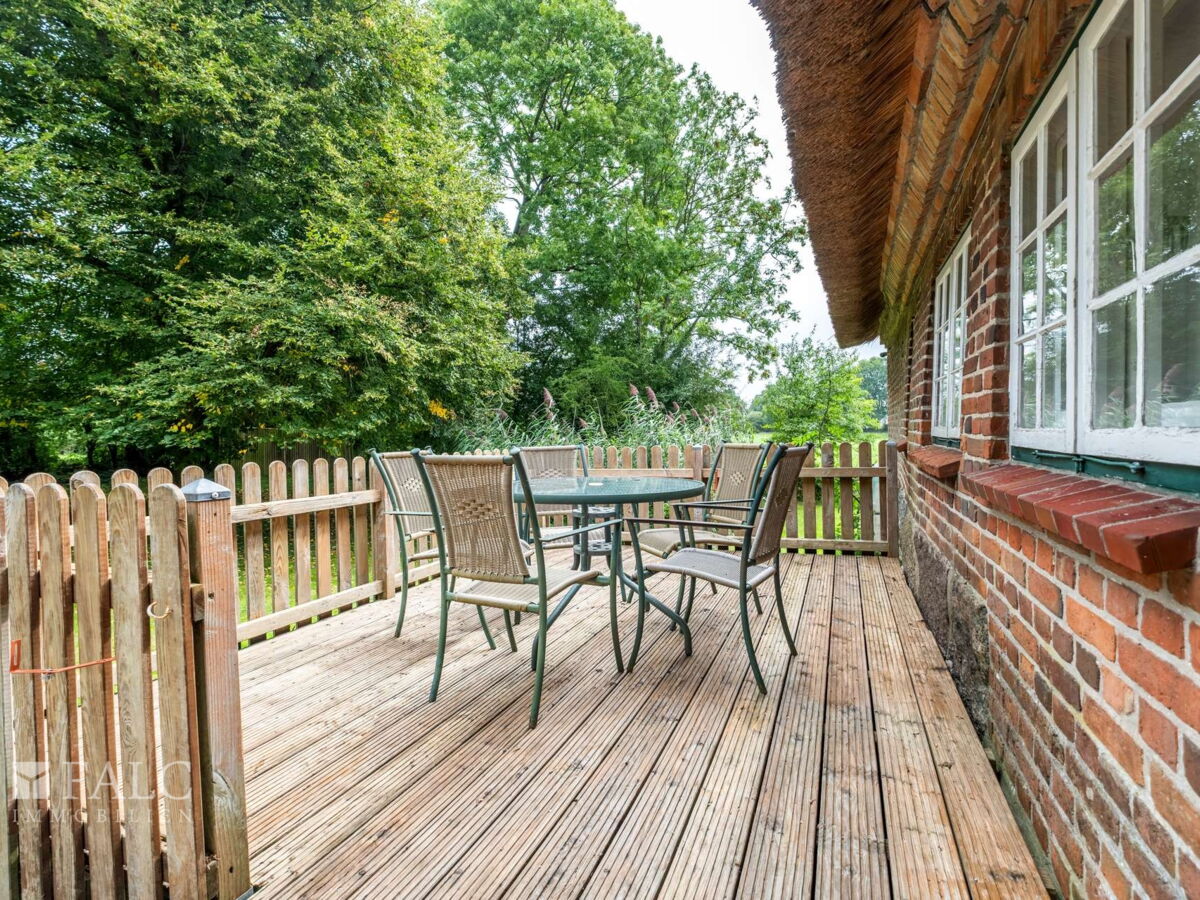 11. Terrasse linke Hausseite