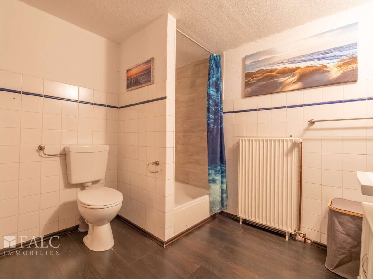 17. Badezimmer OG vorderer Wohnbereich