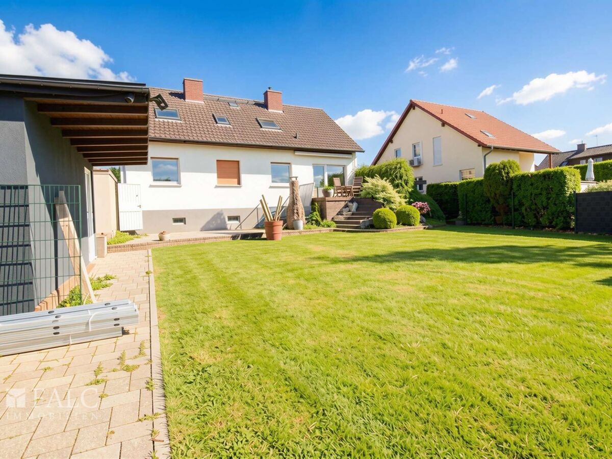 Terrasse im Erdgeschoss mit Zugang zum Garten