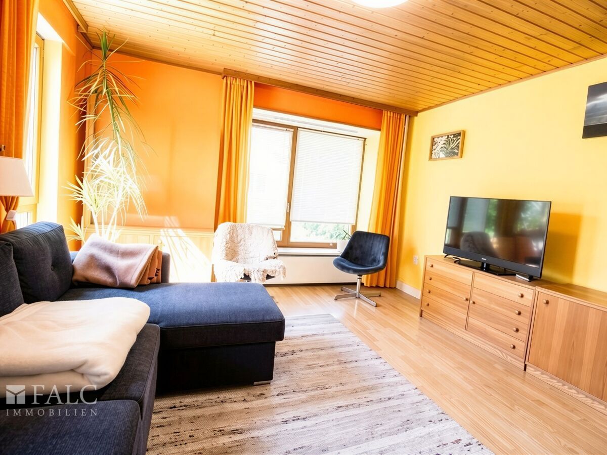 Helles Wohnzimmer mit Sitzfenster