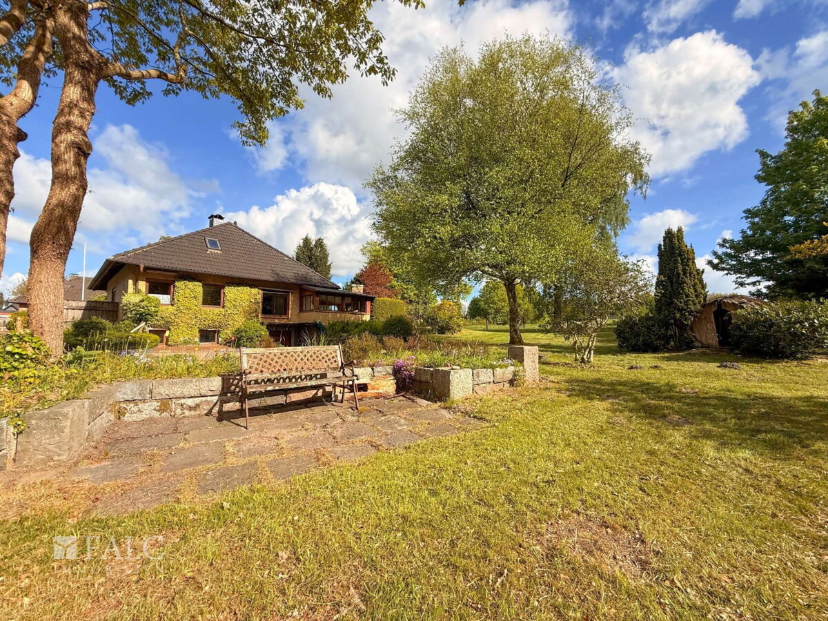 21. Garten mit Hochbeet und Bank