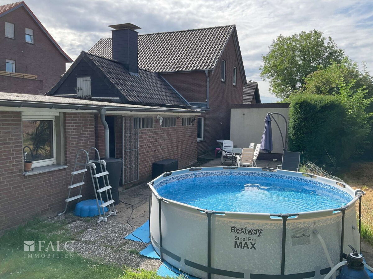 Außenansicht mit Pool
