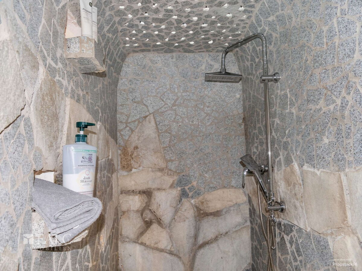 KG: Große Dusche in Naturstein