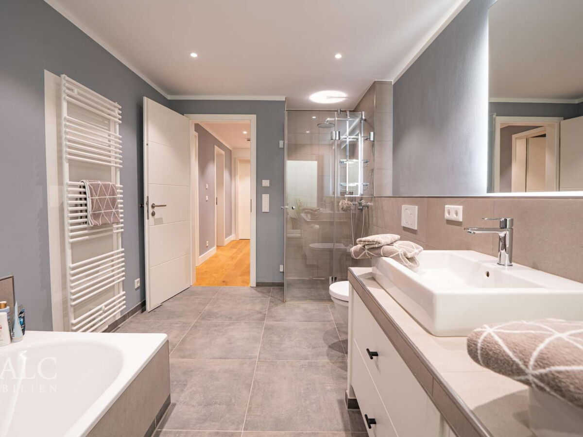 Souterrain Badezimmer mit Badewanne
