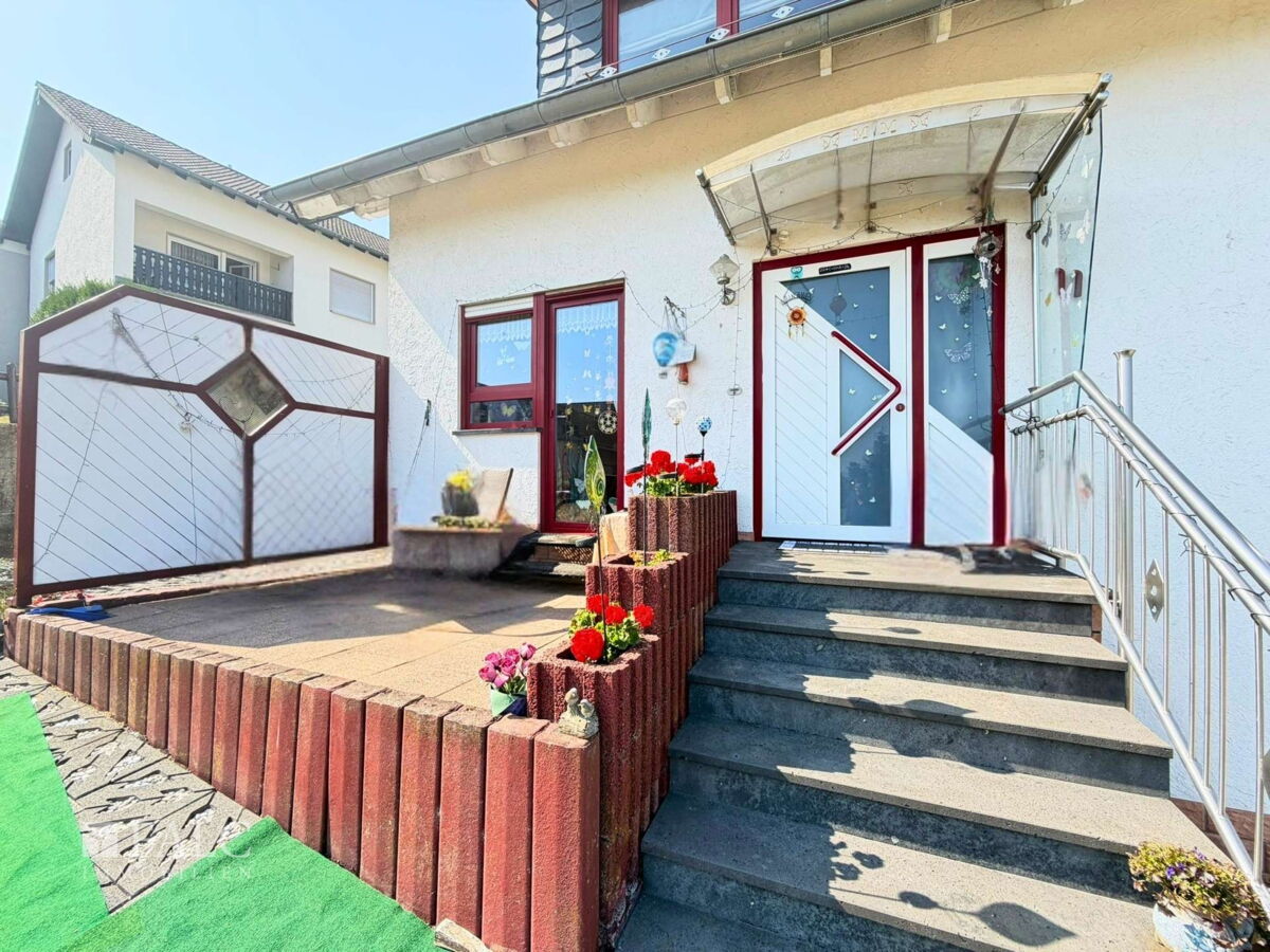 Terrasse und Eingang
