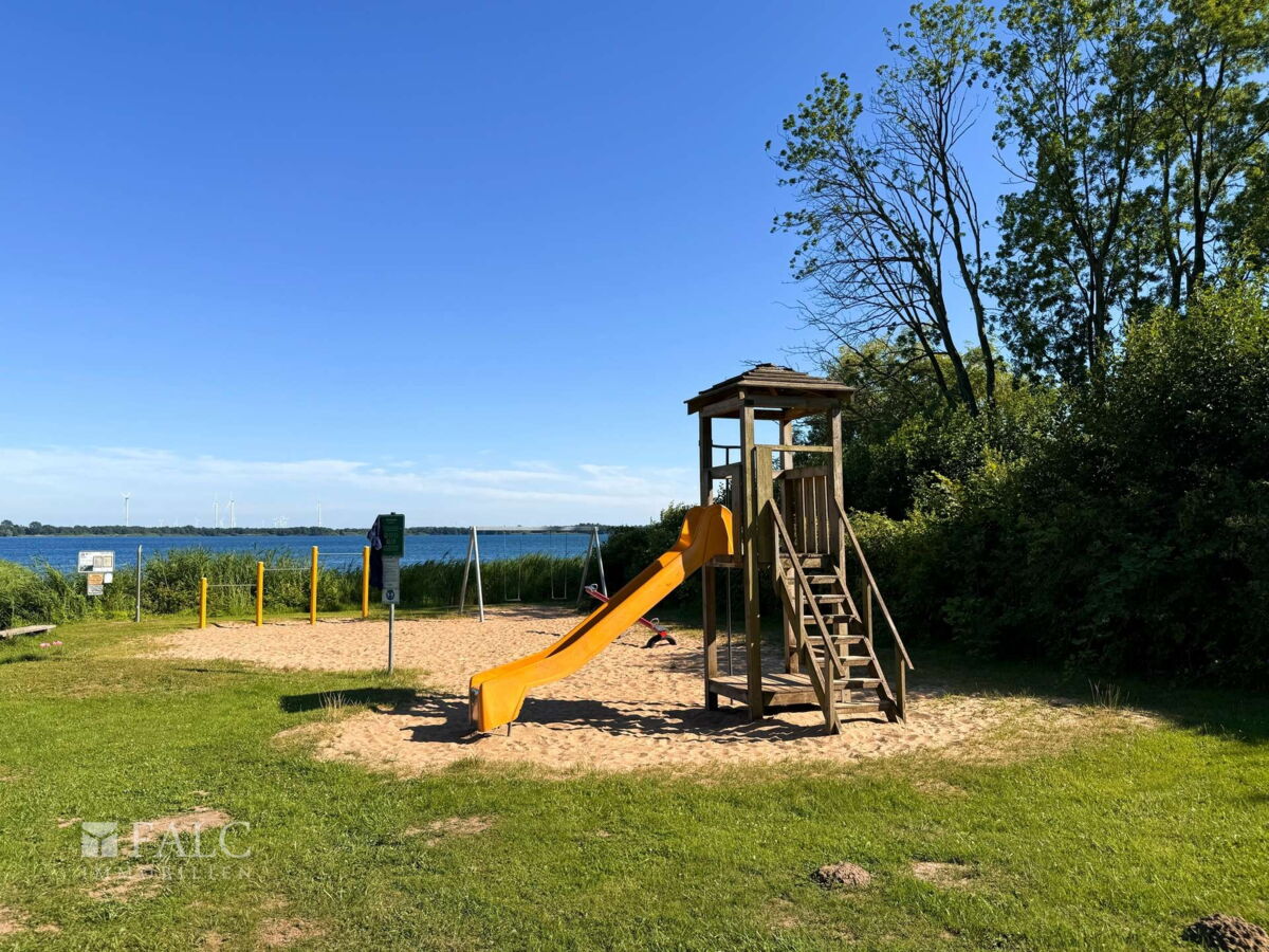 Spielplatz am See Bild 2