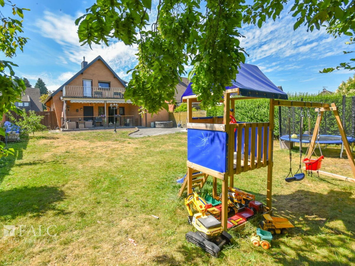 Garten mit Spielplatz